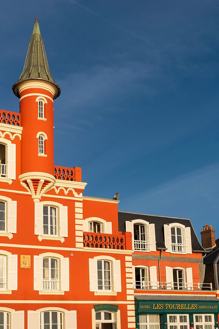 Frankreich,Somme,Baie de Somme,Le Crotoy,das Hotel Les Tourelles,Wappen von Le Crotoy und die Baie de Somme mit ihren kleinen Türmen