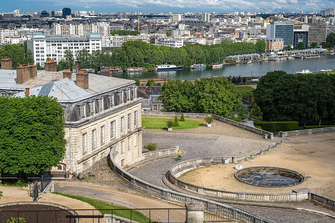 France,Hauts-de-Seine,Saint-Cloud,domaine national de Saint-Cloud or parc de Saint-Cloud,pavillon de Valois and Boulogne-Billancourt in the background
