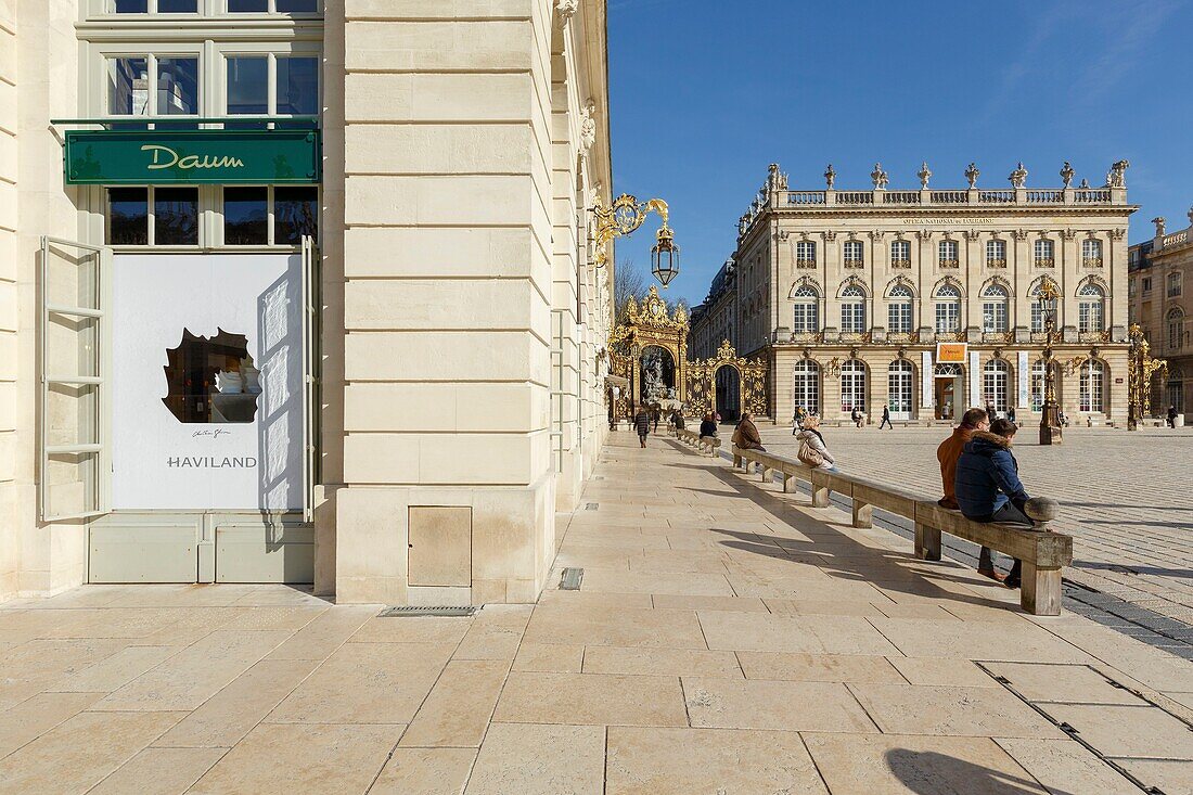 Frankreich,Meurthe et Moselle,Nancy,Schaufenster der Galerie Daum in einem der Petits Pavillons (kleine Pavillons) auf dem Stanislas-Platz (ehemaliger königlicher Platz), erbaut von Stanislas Leszczynski, König von Polen und letzter Herzog von Lothringen im 18. Jahrhundert,von der UNESCO zum Weltkulturerbe erklärt,die Fassade des Opernhauses und der Amphitrite-Brunnen von Barthelemy Guibal (1751), Geländer und Eisenarbeiten von Jean Lamour