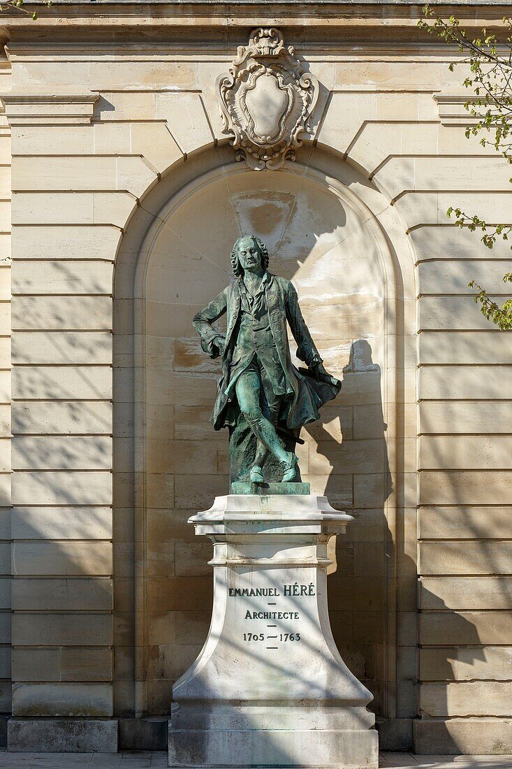 Frankreich,Meurthe et Moselle,Nancy,Statue des Architekten Emmanuel Here von Charles Jacquot (1894) neben dem Stanislas-Platz (ehemaliger königlicher Platz), der von Stanislas Leszczynski, König von Polen und letzter Herzog von Lothringen im 18. Jahrhundert erbaut wurde, von der UNESCO zum Weltkulturerbe erklärt