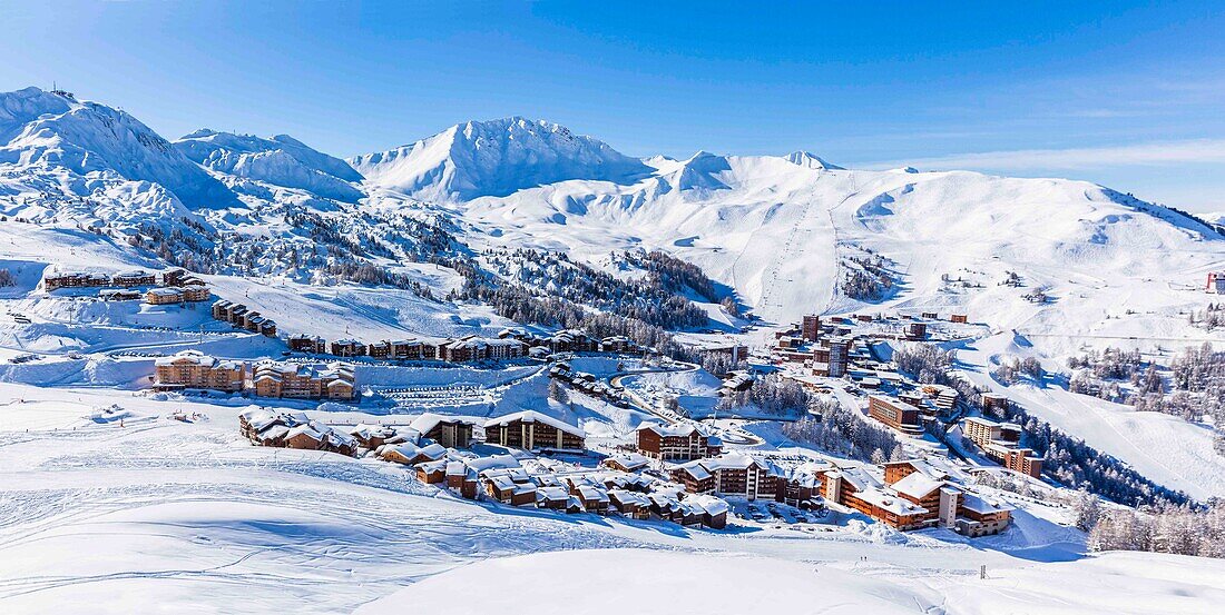 Frankreich,Savoie,Vanoise-Massiv,Tal der Haute Tarentaise,La Plagne,Teil des Paradiski-Gebiets,Blick auf Plagne Villages und Plagne Centre (Luftaufnahme)