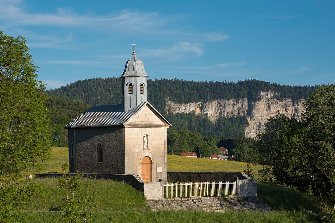 Frankreich,Ain,Juramassiv,die Kapelle von Echallon und der Fels von Orvaz