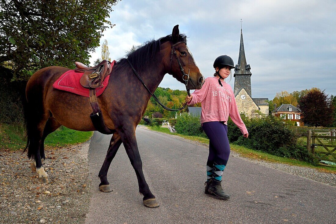 Frankreich,Calvados,Pays d'Auge,La Roque Baignard,junges Mädchen reitet aus