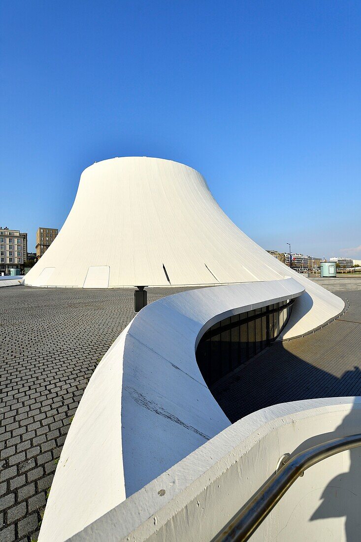 Frankreich,Seine Maritime,Le Havre,von Auguste Perret wiederaufgebaute Stadt, die von der UNESCO zum Weltkulturerbe erklärt wurde,Space Niemeyer,Le Volcan (Der Vulkan) des Architekten Oscar Niemeyer,das erste in Frankreich gebaute Kulturzentrum