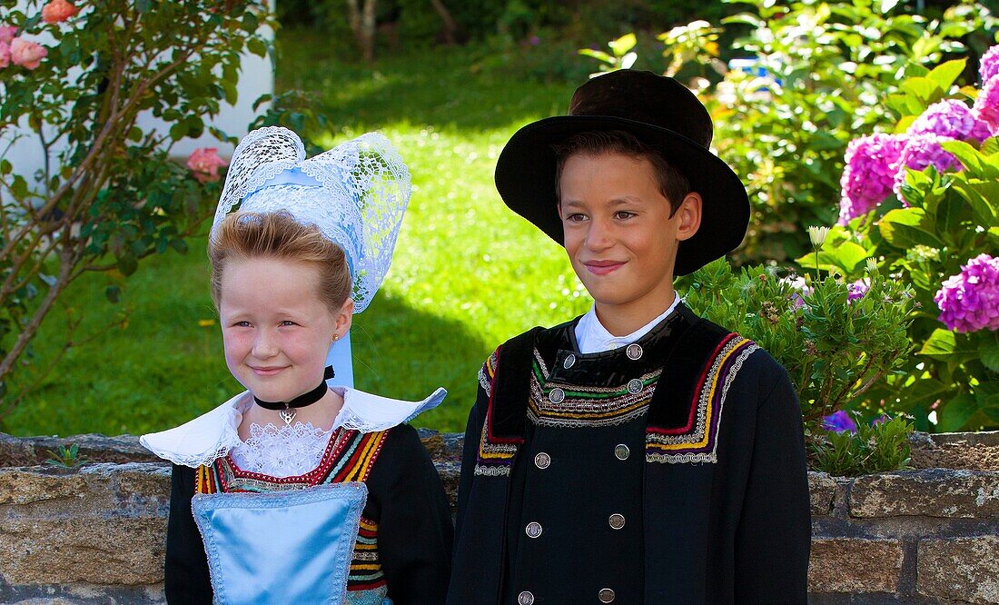 Frankreich,Finistere,Parade des Gorse Flower Festival 2015 in Pont Aven,Kinder in Pont Aven Kopfschmuck und Kostüm