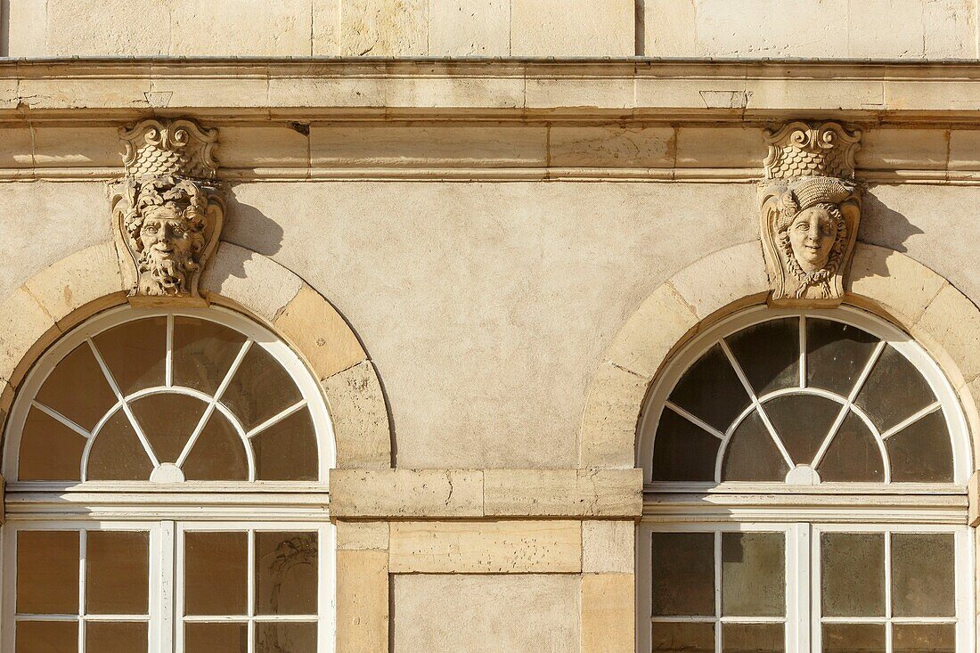 Frankreich,Meurthe et Moselle,Nancy,Maskaron-Ornament an der Fassade des Opernhauses auf dem Stanislas-Platz (ehemaliger königlicher Platz), erbaut von Stanislas Leszczynski, König von Polen und letzter Herzog von Lothringen im 18. Jahrhundert, von der UNESCO zum Weltkulturerbe erklärt