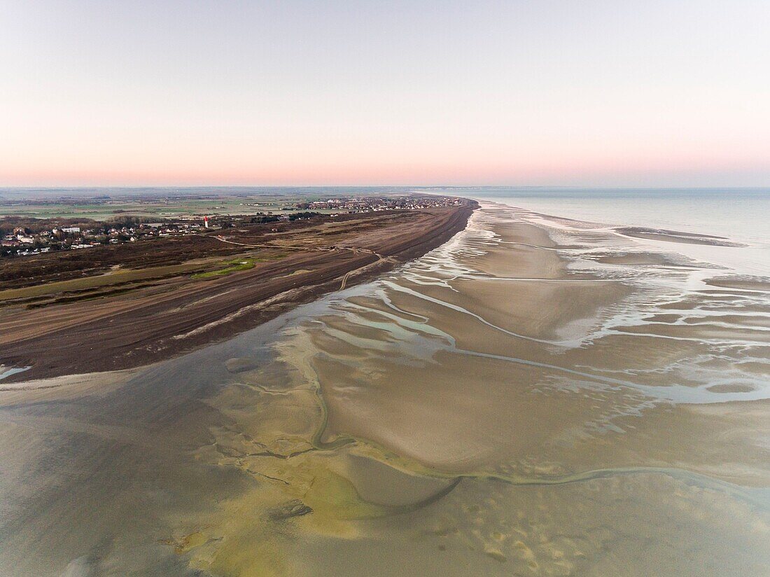 Frankreich,Somme,Baie de Somme,La Mollière d'Aval,Flug über die Baie de Somme bei Cayeux sur Mer,hier besteht die Uferlinie aus dem Kieselstrand, der sich bis zu den Klippen von Ault erstreckt und bei Ebbe sind die Sandbänke zu sehen