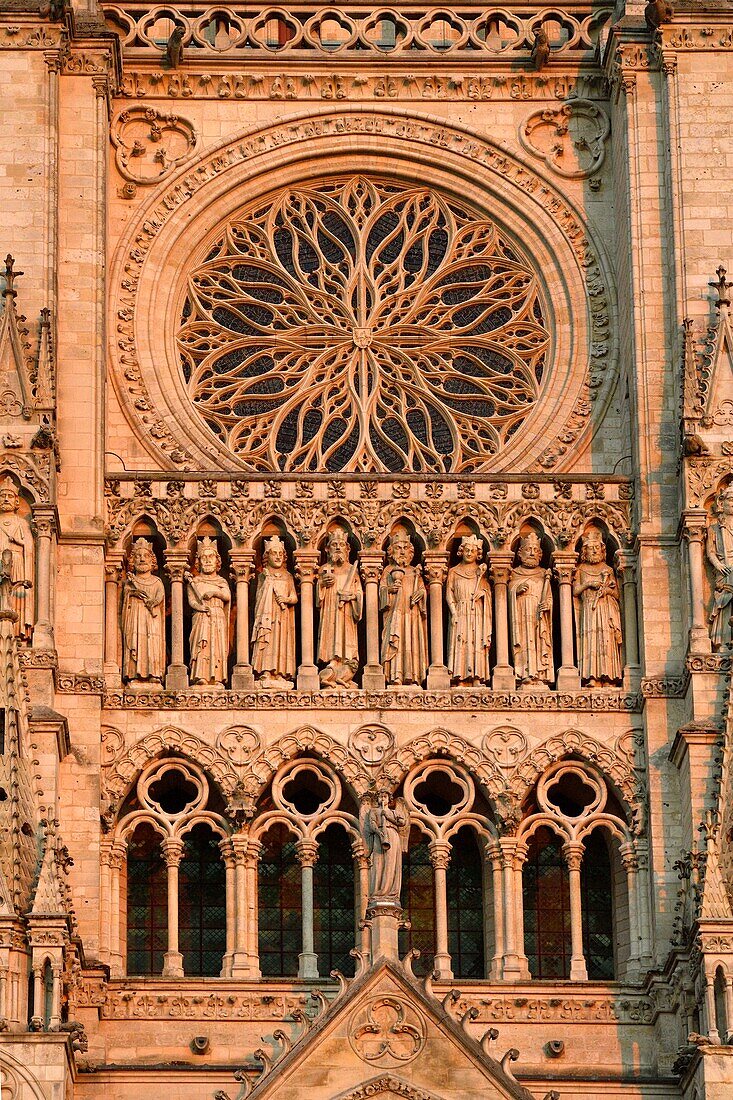 Frankreich,Somme,Amiens,Kathedrale Notre-Dame,Juwel der gotischen Kunst,von der UNESCO zum Weltkulturerbe erklärt,Westfassade,Galerie der Königsstatuen über den 3 Portalen