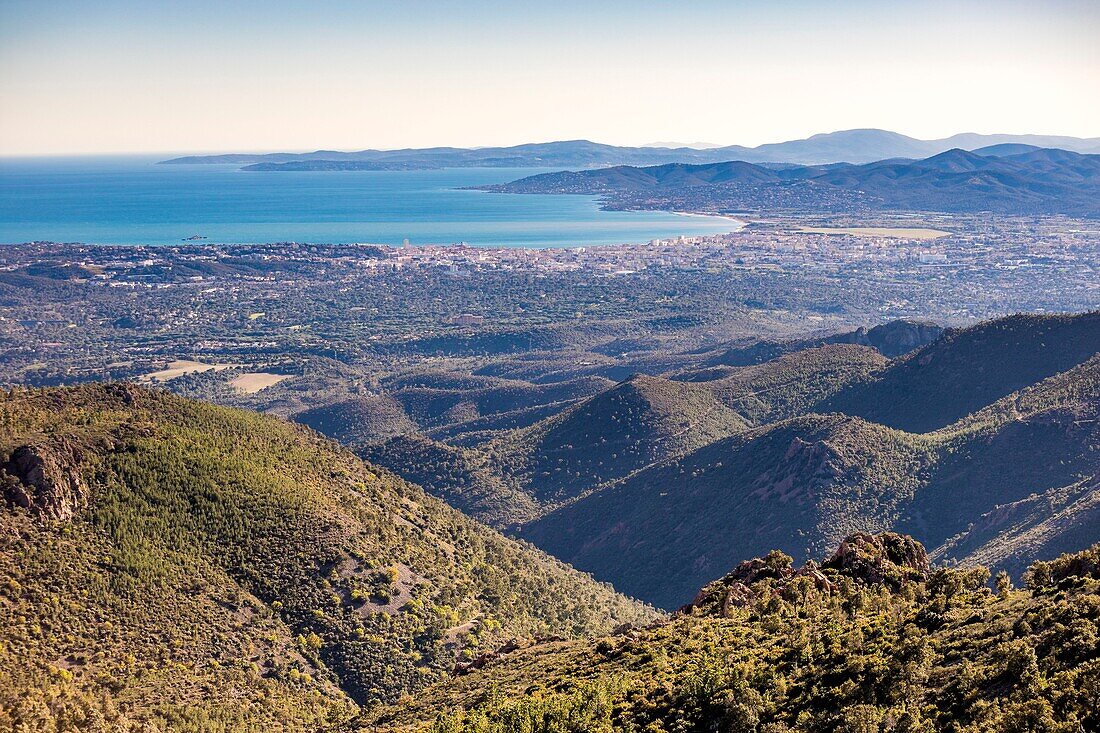 Frankreich,Var,Frejus,vom Esterel-Massiv aus gesehen auf die Bucht von Saint Raphael und die Agglomeration von Frejus und Saint Raphael,im Hintergrund die Halbinsel von Saint Tropez