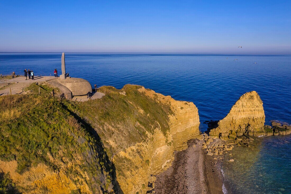 Frankreich,Calvados,Cricqueville en Bessin,Pointe du Hoc,deutsche Befestigungsanlagen des Atlantikwalls,ehemalige deutsche Batterie-Beobachtungs- und Schießstation,Denkmal zu Ehren der Opfer der amerikanischen Truppen und einer der Gedenkorte der Landung (Luftbild)