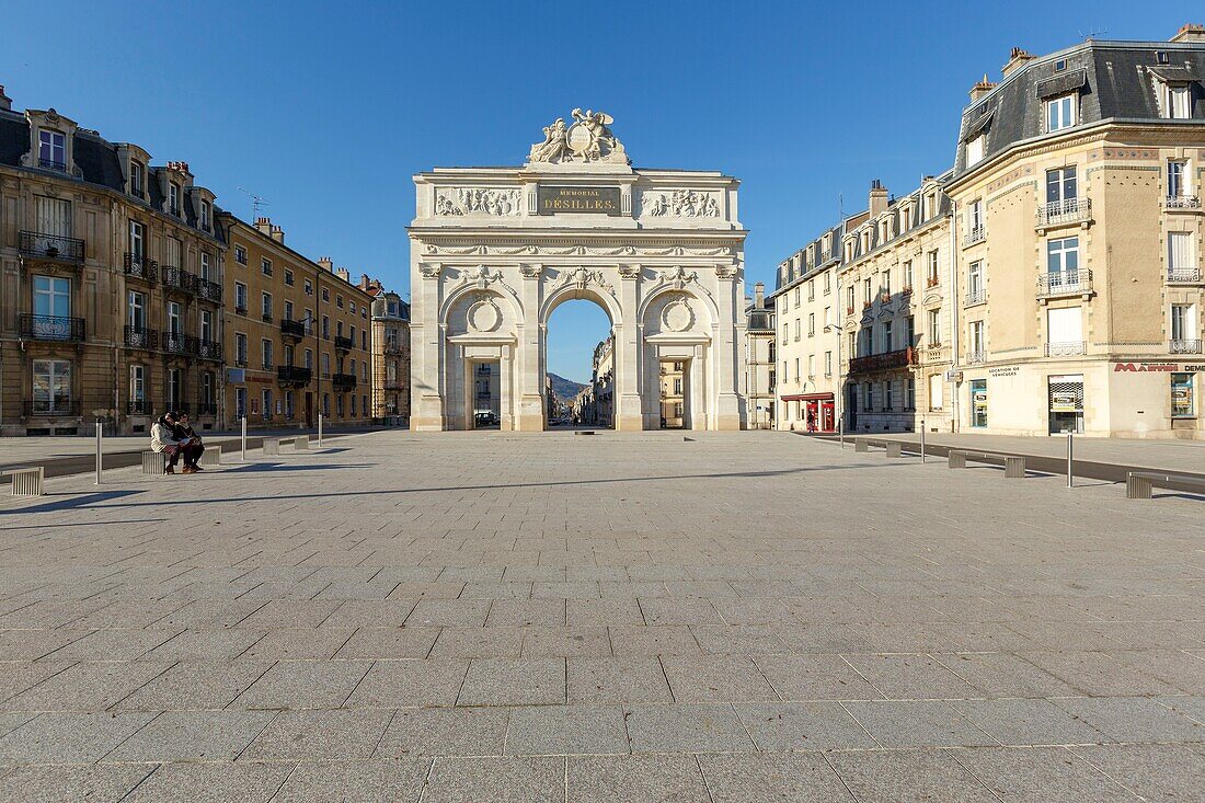 Frankreich,Meurthe et Moselle,Nancy,Porte Desilles (Desilles-Tor), auch Desilles-Kriegsdenkmal genannt, ist ein Triumphbogen an der Westseite der Altstadt. Es ist das älteste Kriegsdenkmal Frankreichs (1782-1784), das zum Gedenken an die Einwohner von Nancy errichtet wurde, die während des amerikanischen Unabhängigkeitskrieges in der Schlacht von Yorktown gefallen sind. Architekt Didier Francois Joseph Melin