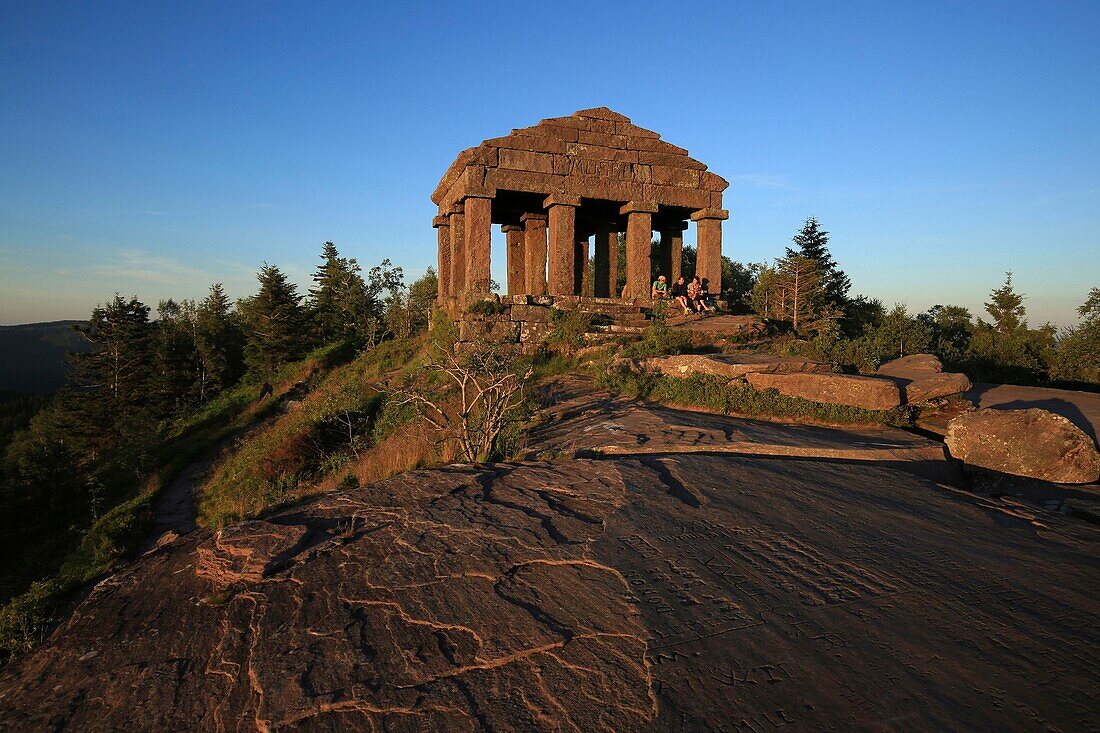 Frankreich,Bas Rhin,Der Tempel von Donon liegt 1.009 Meter über dem Meeresspiegel,Er wurde 1869 auf dem Gipfel errichtet,Er ist das Werk des Architekten Louis Michel Boltz