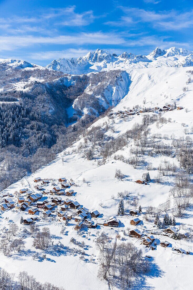 Frankreich,Savoie,Les Avanchers mit den Weilern Villaret und Quarante Planes,Vanoise-Massiv,Tarentaise-Tal,Blick auf das Lauziere-Massiv und den Grand Pic de la Lauziere (2829m),(Luftaufnahme)