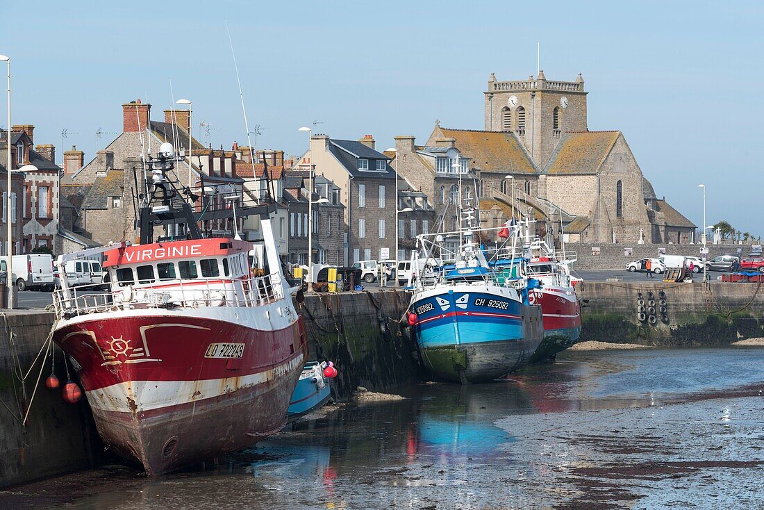Frankreich,Manche,Cotentin,Barfleur,Die schönsten Dörfer Frankreichs,Hafen,Fischerboote mit der Kirche Saint Nicolas im Hintergrund