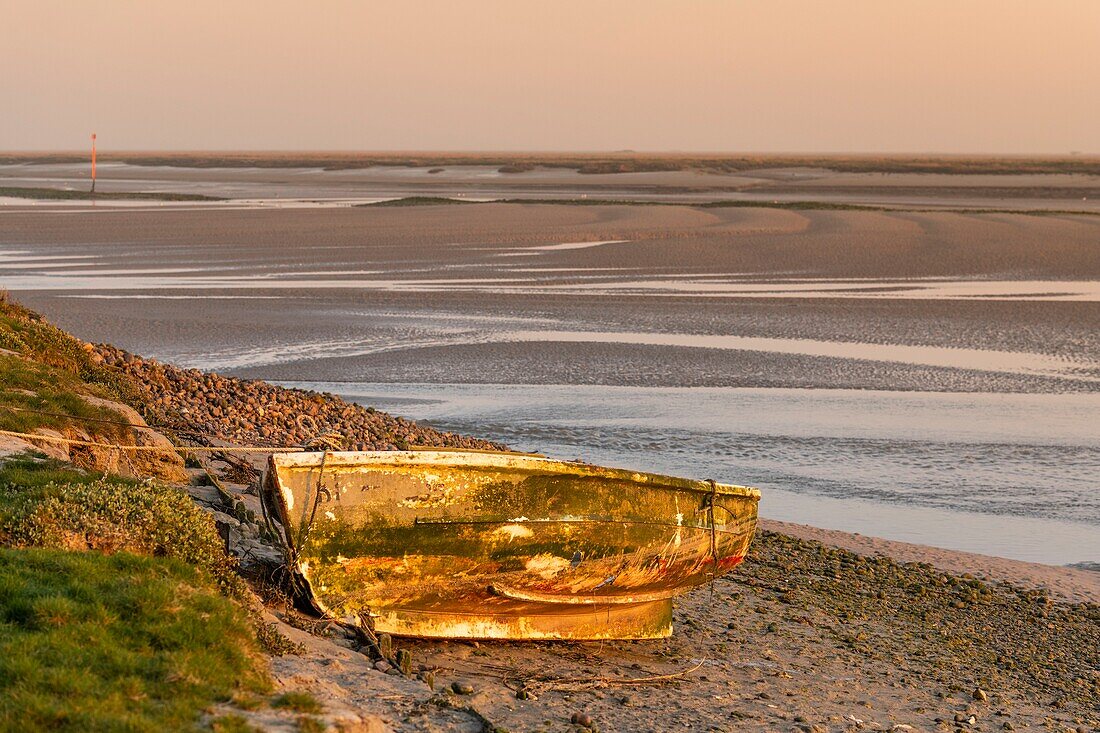 Frankreich,Somme,Baie de Somme,Saint Valery sur Somme,Gestrandetes Boot am Kanal der Somme