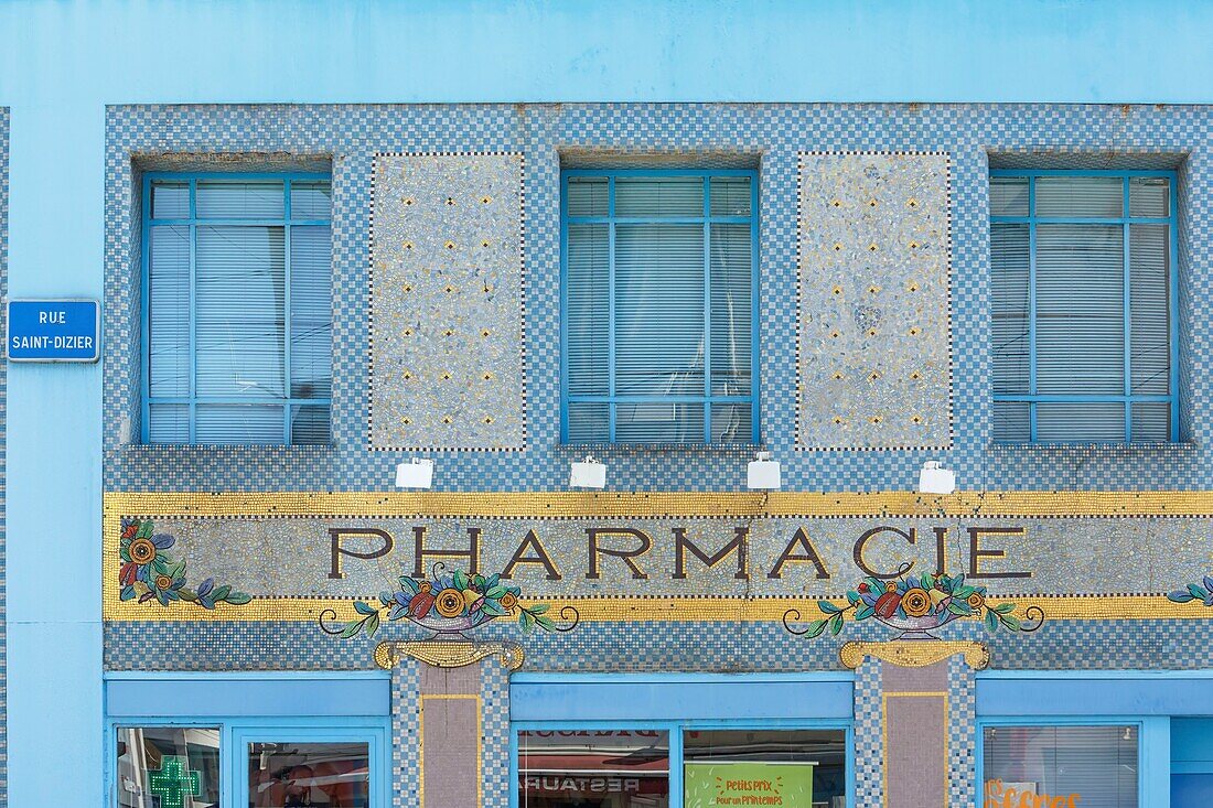 Frankreich,Meurthe et Moselle,Nancy,die Pharmacie du Point-Central befindet sich an der Ecke der Rue Saint-Dizier und der Rue Saint-Georges. Das Gebäude weist zwei Dekorationsstile auf: Jugendstil und Art Déco (nach der Renovierung von 1922). An der Fassade, die dem Apotheker Louis Godfrin gehörte, befindet sich ein schönes blaues Keramikmosaik des Pariser Keramikers Ebel
