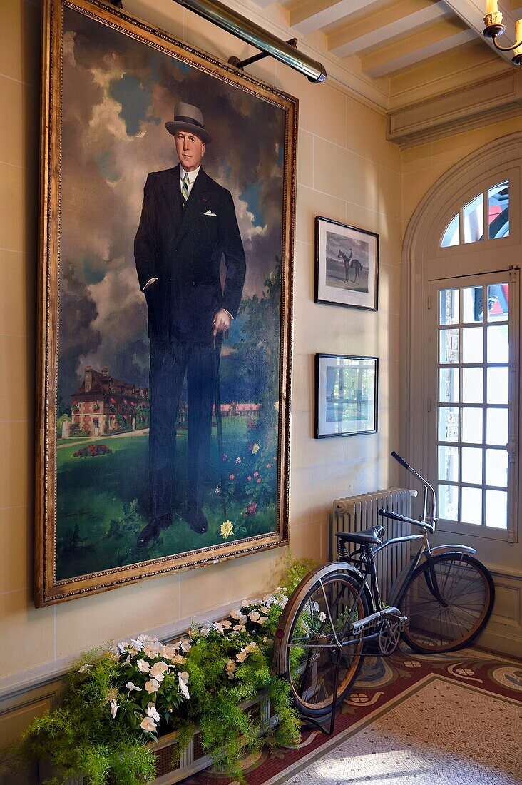 Frankreich,Calvados,Pays d'Auge,Deauville,Strassburger Villa,Porträt von Ralph Strassburger in der Eingangshalle