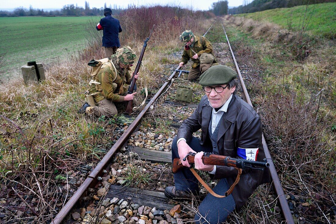 Frankreich,Eure,Cocherel,Allied Reconstitution Group (Verein zur historischen Rekonstruktion des 2. Weltkriegs in den USA und des französischen Maquis),Reenactors spielen die Rolle britischer Soldaten, die sich darauf vorbereiten, unter der Aufsicht von Partisanen der französischen Streitkräfte des Inneren (FFI) eine Eisenbahnstrecke mit einem Plastiksprengstoff zu sabotieren