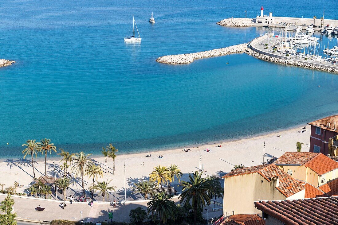 Frankreich,Alpes-Maritimes,Menton,Blick auf den Strand und die Garavan-Bucht