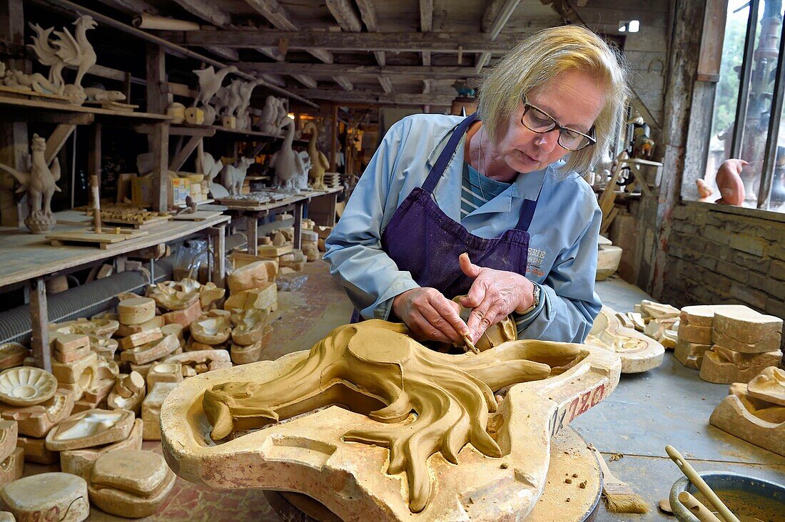 Frankreich,Calvados,Pays d'Auge,Bavent,Töpferei von Mesnil de Bavent,die Keramikerin Annie Richier beim Entformen und Fertigstellen eines Hahnenknopfes in der Werkstatt