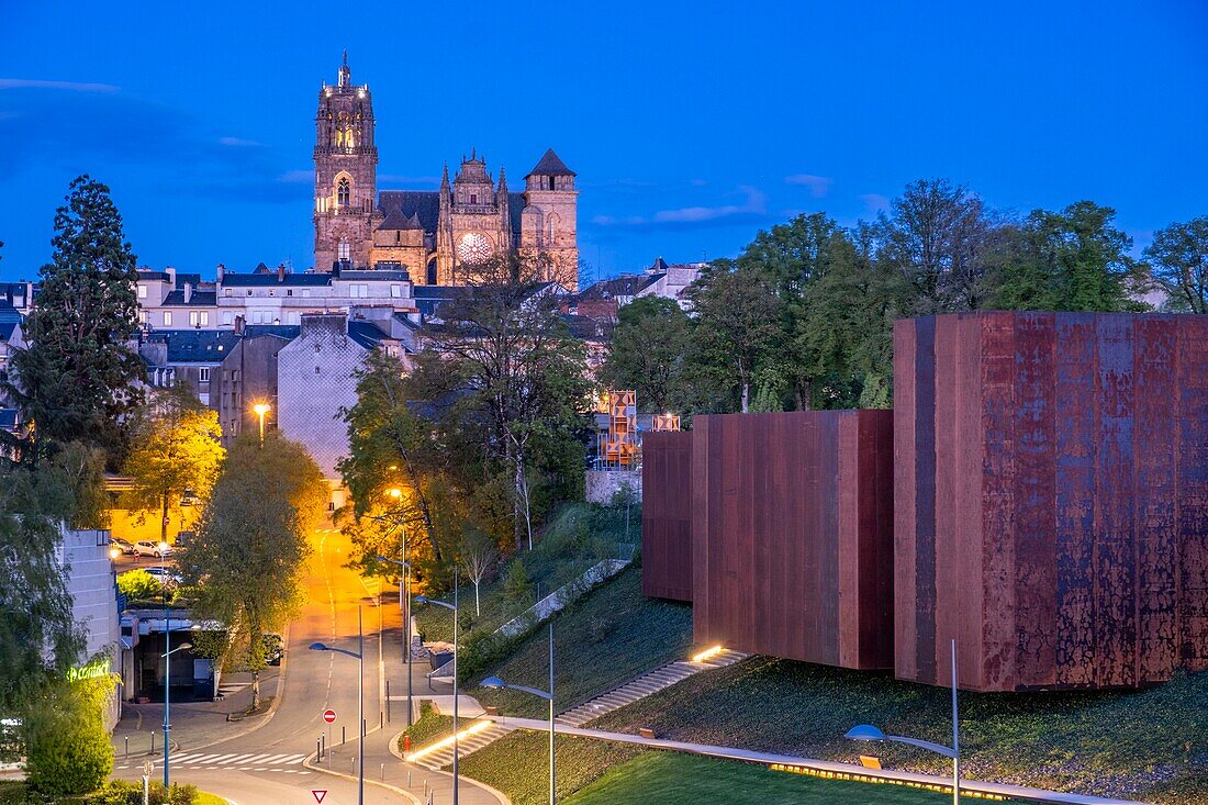 Frankreich,Aveyron,Rodez,das Museum von Soulages,entworfen von den katalanischen Architekten RCR in Zusammenarbeit mit Passelac & Roques und die Kathedrale Notre Dame