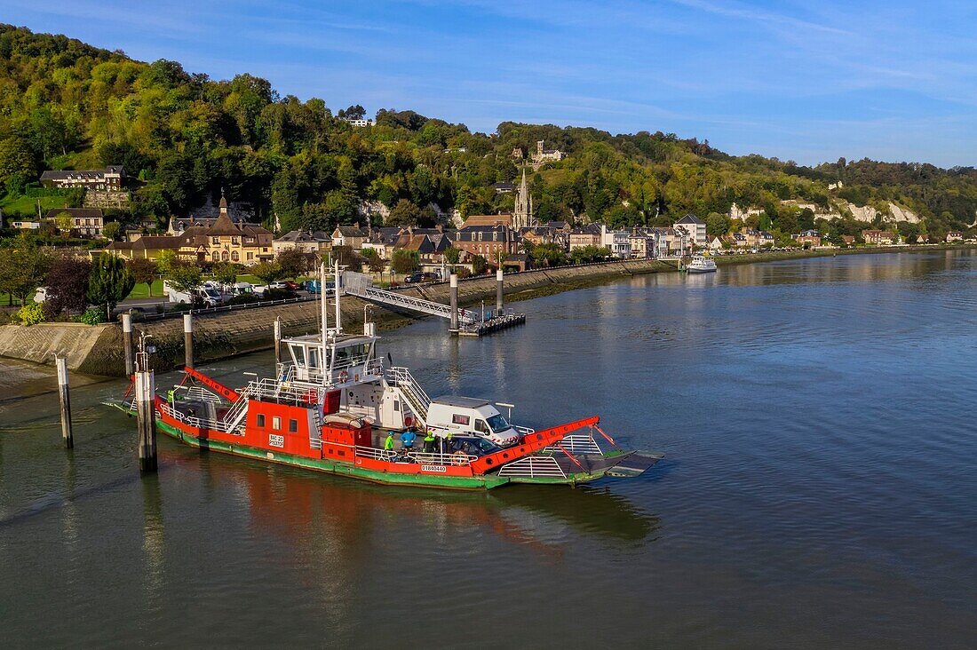 Frankreich,Seine-Maritime,Regionaler Naturpark der normannischen Seine-Mäander,Fähre über die Seine bei dem Dorf La Bouille (Luftaufnahme)