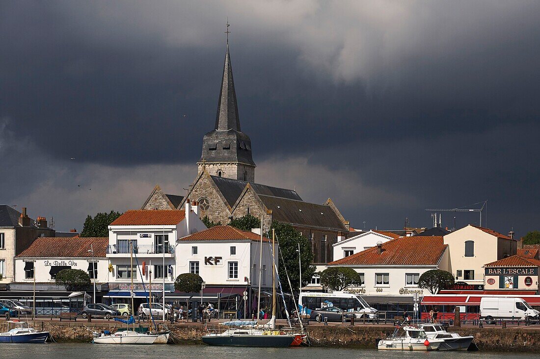 Frankreich,Vendee,Saint Gilles Croix de Vie,die Kirche St. Gilles und der Kai von Port Fidele unter einem stürmischen Himmel