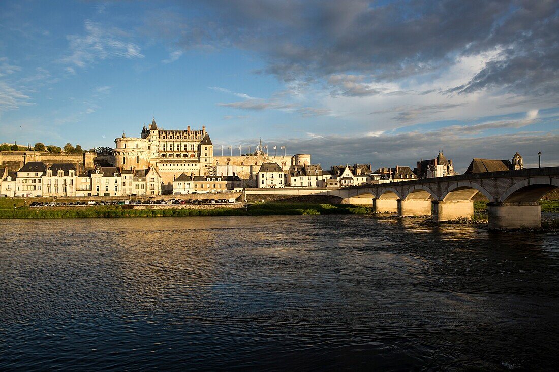 Frankreich,Indre et Loire,Loire-Tal von der UNESCO zum Weltkulturerbe erklärt,Amboise,Schloss Amboise,das Schloss von Amboise aus dem Dile d'Or, das die Loire überragt