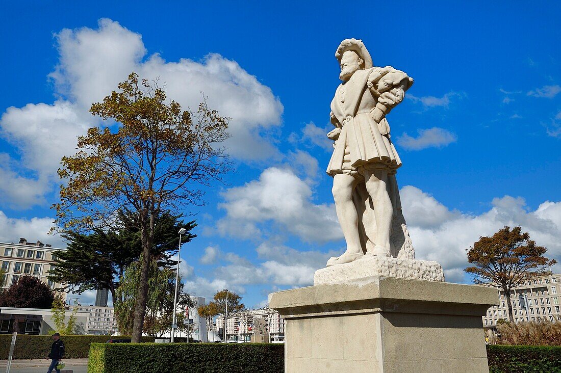 Frankreich,Seine Maritime,Le Havre,Von Auguste Perret wiederaufgebautes Stadtzentrum, von der UNESCO zum Weltkulturerbe erklärt,Statue von Francois I., dem Gründer der Stadt, neben dem Tor des Königsbeckens