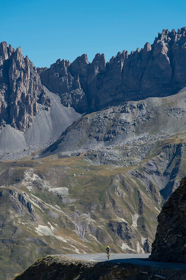 Frankreich,Savoie,Massif des Cerces,Valloire,Radtouristische Besteigung des Col du Galibier,eine der Routen des größten Radsportgebietes der Welt,ein sehr kleiner Radfahrer in diesem grandiosen und mineralischen Panorama der Cerces-Berge