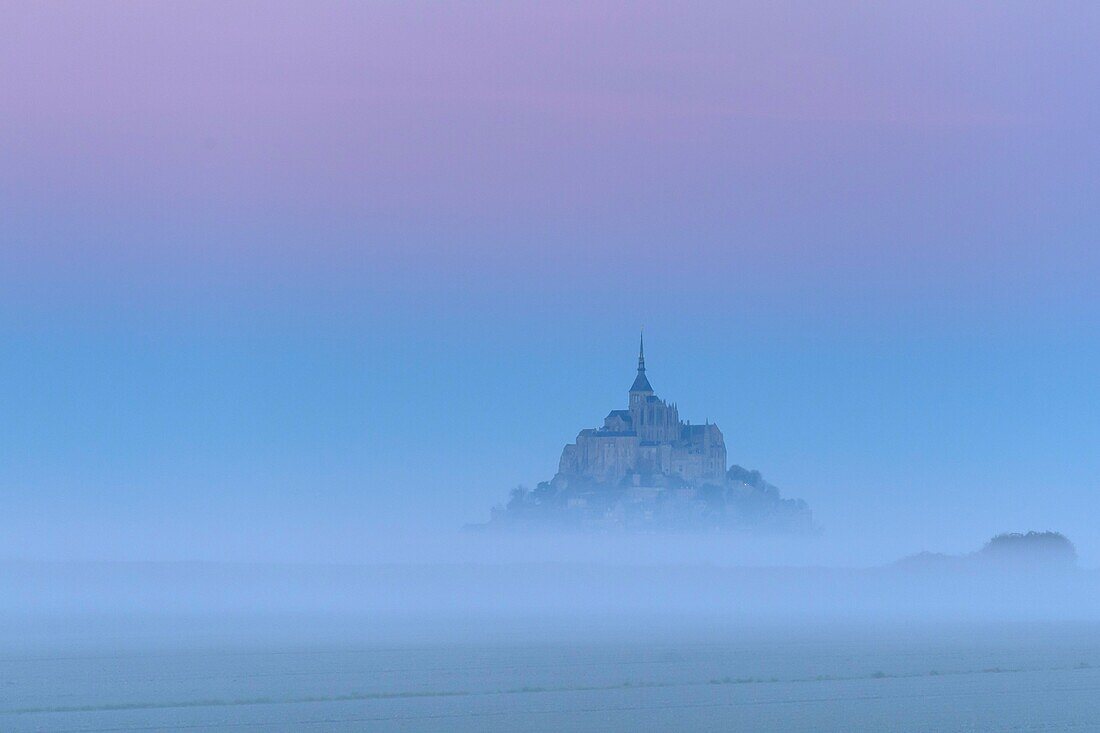 Frankreich,Manche,der Mont-Saint-Michel in der Morgendämmerung