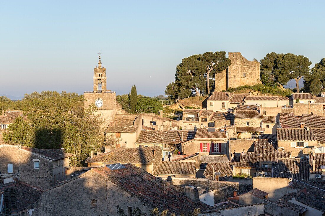 Frankreich,Vaucluse,Regionaler Naturpark Luberon,Cucuron,der Uhrenturm oder Belfried und der Donjon Saint Michel,einziges Überbleibsel der mittelalterlichen Burg