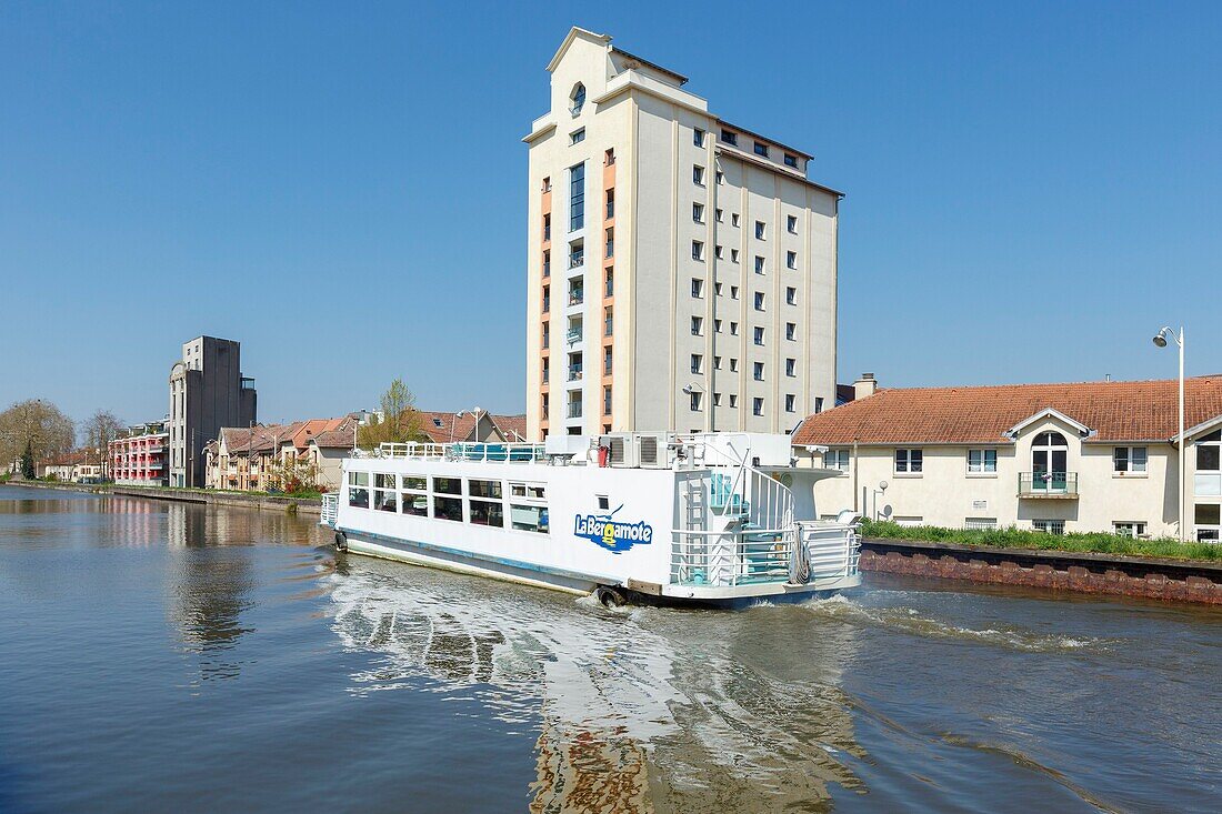 Frankreich,Meurthe et Moselle,Nancy,ehemalige Getreidesilos (1941-1942) jetzt Wohnhäuser am Meurthe-Kanal und Flusskreuzfahrtschiff La Bergamotte