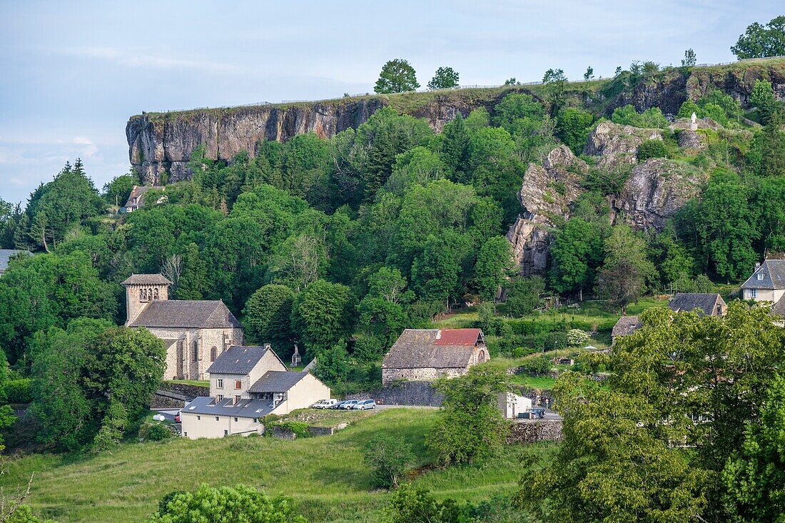 Frankreich,Cantal,Carlat,Kirche Saint Avit und das Dorf