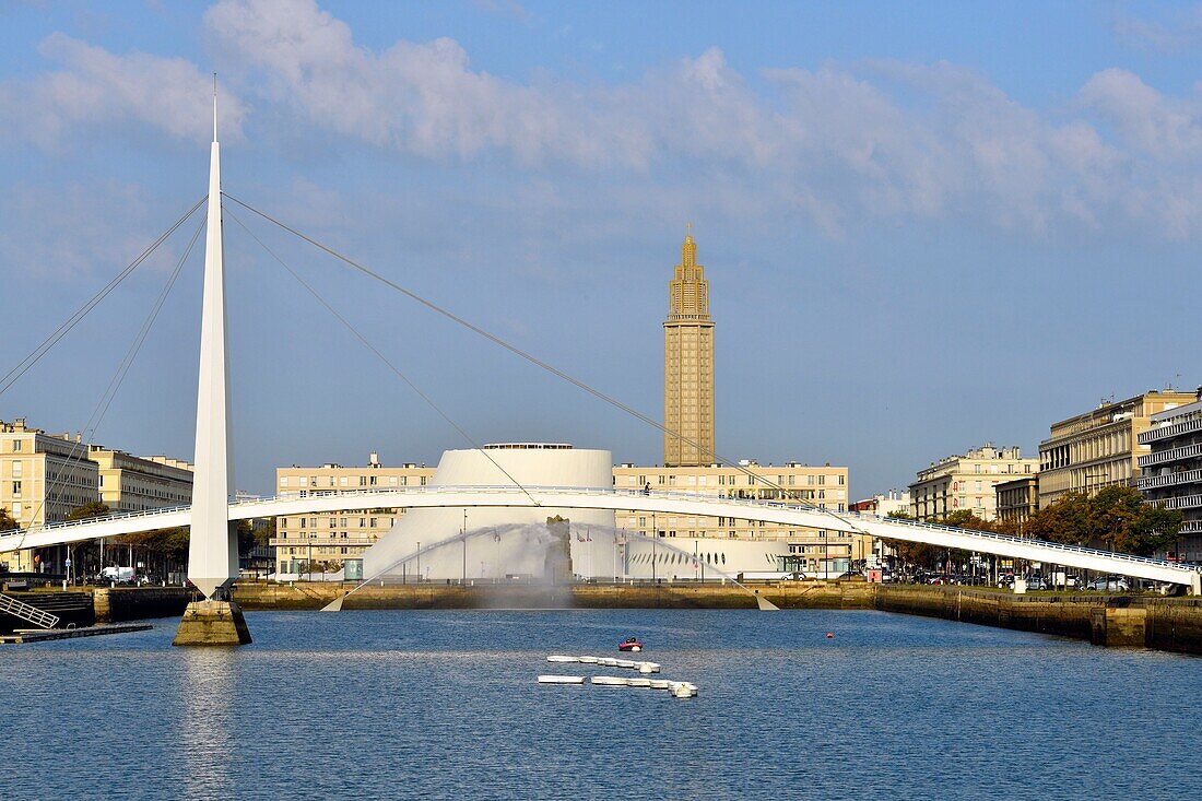 Frankreich,Seine Maritime,Le Havre,von Auguste Perret wiederaufgebaute Stadt, die zum Weltkulturerbe der UNESCO gehört,Fußgängerbrücke des Bassin du Commerce von Guillaume Gillet (1969),Vulkan des Architekten Oscar Niemeyer und Laternenturm der Kirche Saint Joseph