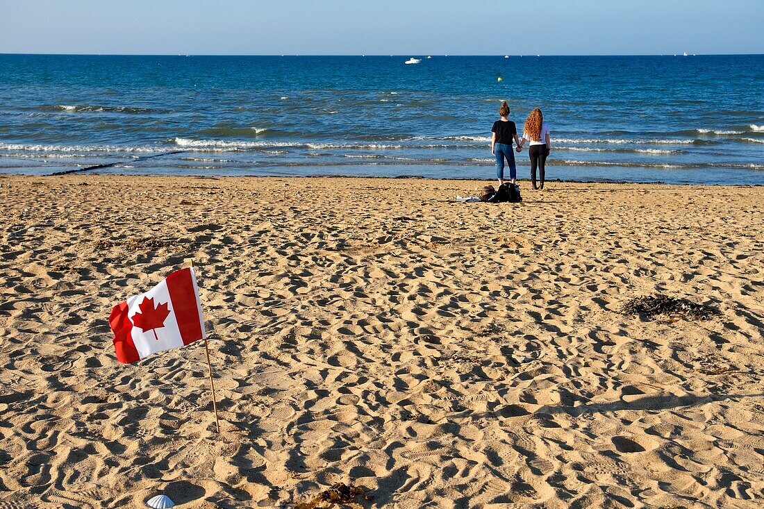 Frankreich,Calvados,Courseulles sur Mer,Juno Beach Centre,Museum über die Rolle Kanadas im Zweiten Weltkrieg,Nachfahren kanadischer Soldaten am Strand