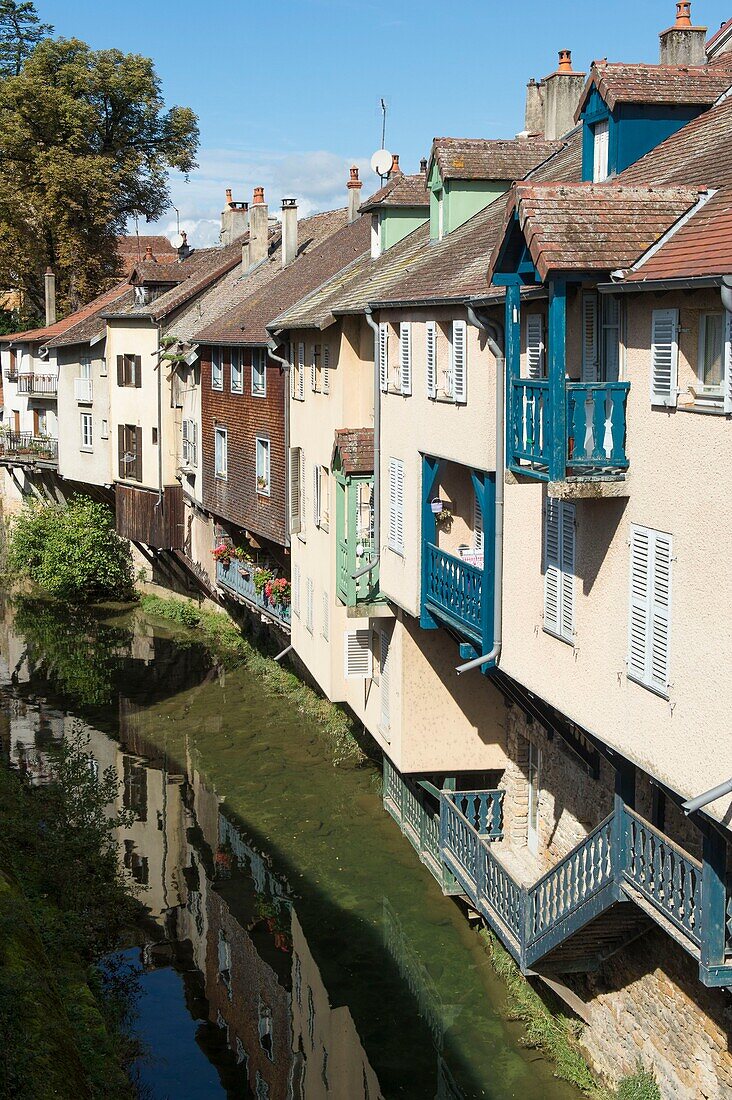 Frankreich,Jura,Arbois,Fachwerkhäuser der Burgstraße über dem Fluss Cuisance