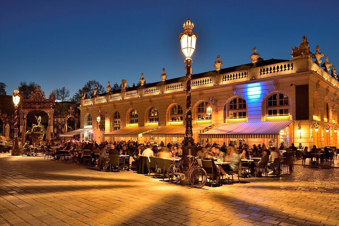 Frankreich,Meurthe und Mosel,Nancy,Place Stanislas (ehemaliger Place Royale) erbaut von Stanislas Leszczynski,König von Polen und letzter Herzog von Lothringen im achtzehnten Jahrhundert,klassifiziert als Weltkulturerbe der UNESCO,Jean Lamour Café und Foutain des Neptun bei Nacht