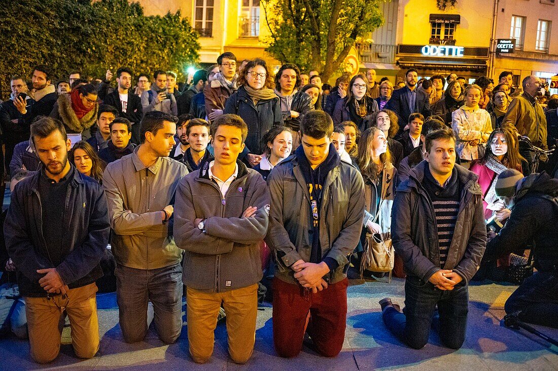 Frankreich,Paris,Welterbe der UNESCO,Versammlung von Gläubigen während des Brandes der Kathedrale Notre-Dame am 15. April 2019