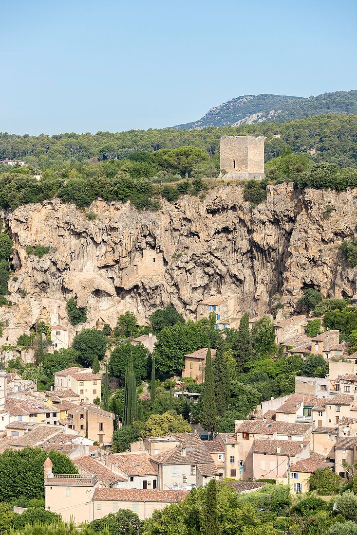 Frankreich,Var,Provence Verte,Cotignac,das Dorf am Fuße eines 80 Meter hohen und 400 Meter breiten Tuffsteinfelsens und einer der beiden Türme, die von der feudalen Burg übrig geblieben sind