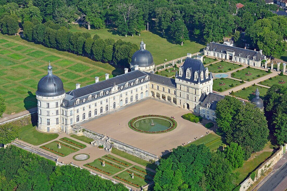 Frankreich,Indre,Berry,Loire-Schlösser,Chateau de Valencay (Luftaufnahme)