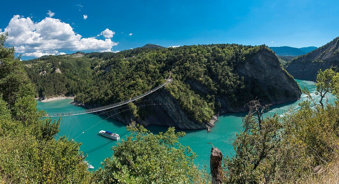 Frankreich,Isere,Trieves,Monteynard See,Wanderweg Brücken,Panoramablick auf die Ebron Fußgängerbrücke und das Mira Boot