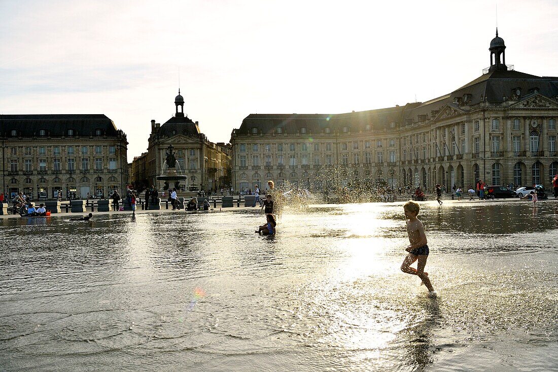 Frankreich,Gironde,Bordeaux,von der UNESCO zum Weltkulturerbe erklärtes Gebiet,Stadtteil Saint Pierre,Place de la Bourse,das von Jean-Max Llorca geleitete Spiegelbecken aus dem Jahr 2006 und der Hydrant