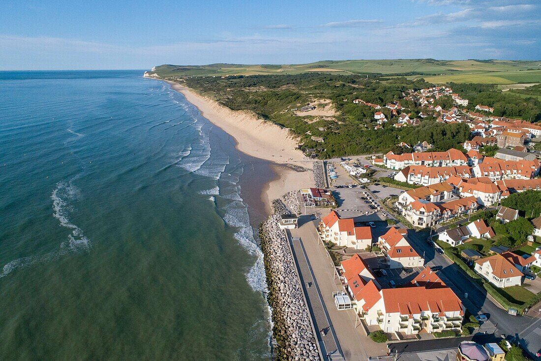 Frankreich,Pas de Calais,Wissant,das Dorf und Cap Blanc Nez im Hintergrund (Luftaufnahme)