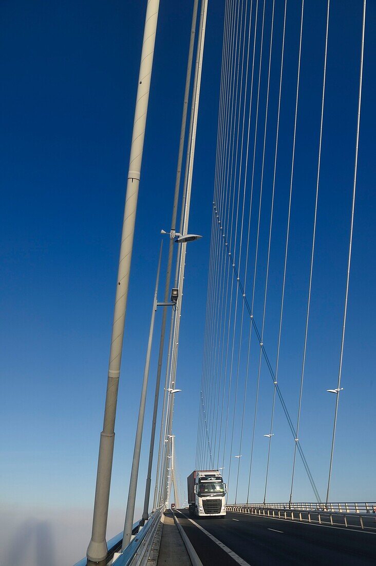 Frankreich,zwischen Calvados und Seine Maritime,die Pont de Normandie (Normandie-Brücke) überspannt die Seine im Nebel