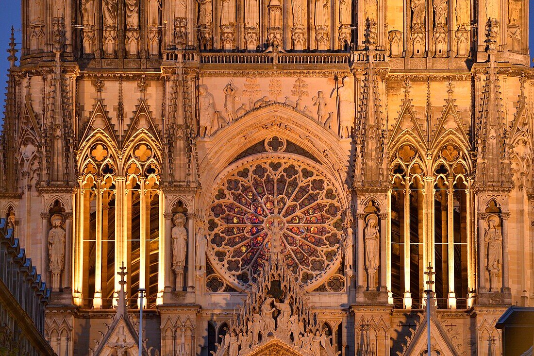 Frankreich,Marne,Reims,Kathedrale Notre Dame,von der UNESCO zum Weltkulturerbe erklärt,Westfassade,Rosette und Marienkrönung am Giebel