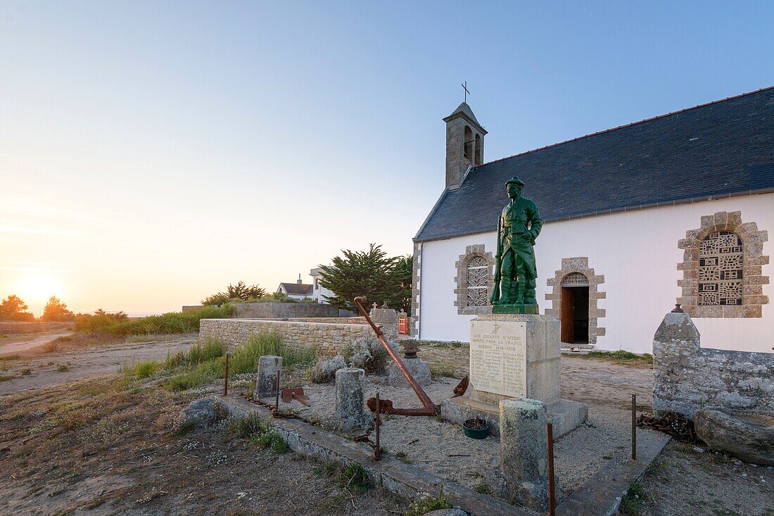 Frankreich,Morbihan,Hoedic,Boot der Kirche Notre Dame la Blanche bei Sonnenuntergang