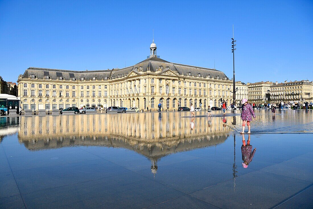Frankreich,Gironde,Bordeaux,von der UNESCO zum Weltkulturerbe erklärtes Gebiet,Stadtteil Saint Pierre,Place de la Bourse,das von Jean-Max Llorca geleitete Spiegelbecken aus dem Jahr 2006 und der Hydrant