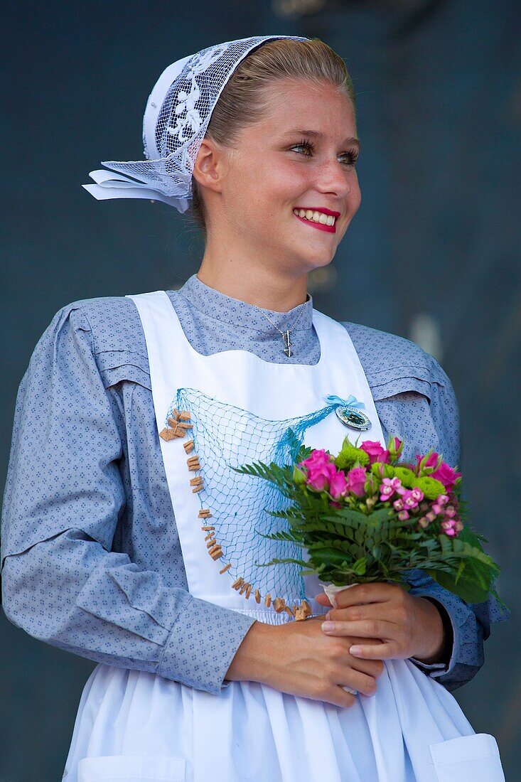 Frankreich,Finistere,Gorse Flower Festival 2015 in Pont Aven,Brautjungfer der Königin der blauen Netze