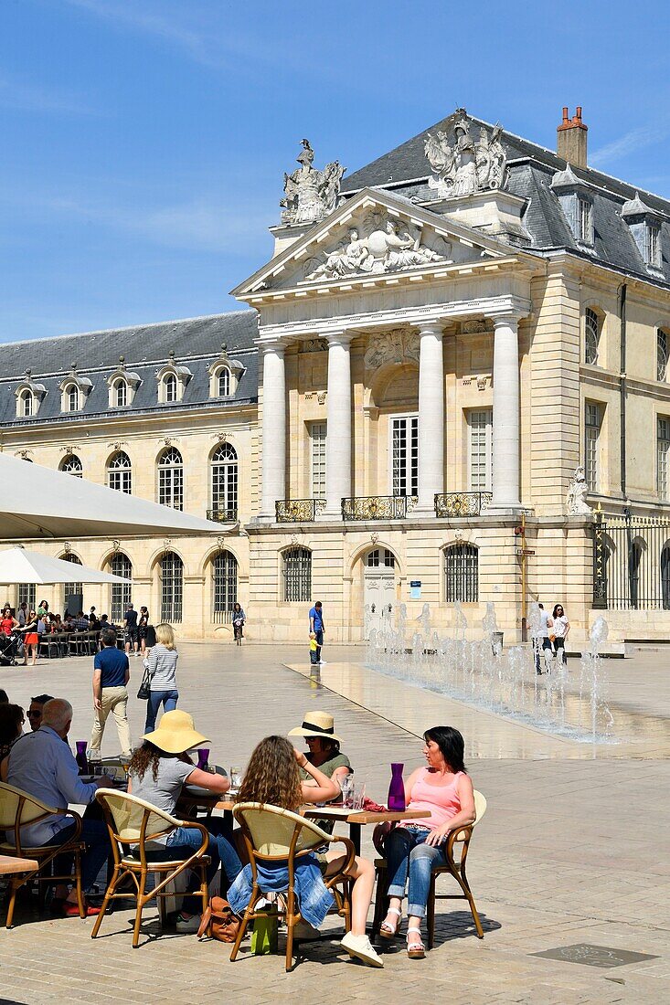 Frankreich,Cote d'Or,Dijon,von der UNESCO zum Weltkulturerbe erklärtes Gebiet,Brunnen auf dem Place de la Libération (Platz der Befreiung) vor dem Palast der Herzöge von Burgund, in dem sich das Rathaus und das Museum der schönen Künste befinden